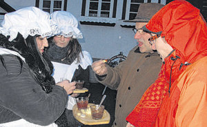 Dass die Veranstaltung keinen kommerziellen Hintergrund hat, wird bei diesen jungen Damen deutlich, die ihre Appetithäppchen den Festbesuchern gratis anbieten. (WP-Foto: Heiner Lenze)