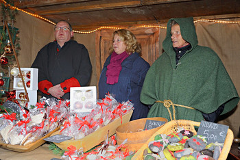 Die Beteiligung des Rotary-Clubs Berleburg-Laasphe am adventlichen Treiben ist längst ein lieb gewordener Brauch, am Stand auf dem historischen Schlosshof bewahrt der älteste Serviceclub der Welt die Tradition. (Foto: Rotary Club Berleburg-Laasphe)