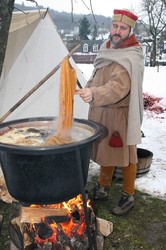 Ein Schausteller zeigte das alte Handwerk des Färbers. (SZ-Foto: Björn Weyand)