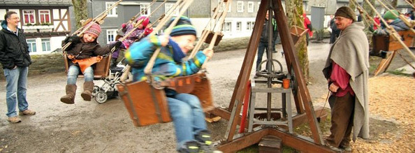 Thomas Korn dreht das mittelalterliche Kinderkarussell. (WP-Foto: Peter Kehrle)