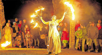 Die Feuershow am Berleburger Schloss wirkt geradezu hypnotisierend in der Dunkelheit. (WP-Foto: Peter Kehrle)