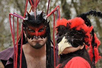 Chapeau Claque Rouge - Stelzentheater (Foto: Chapeau Claque Rouge)