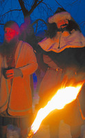 Beim Feuer hielten es auch diese beiden mittelalterlichen Gesellen gerne aus. (SZ-Foto: Holger Weber)