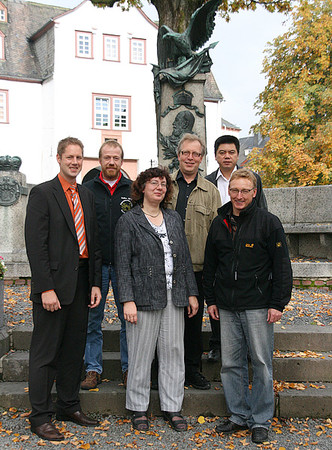 Der Berleburger Beigeordnete Volker Sonneborn, Heiko Jung vom Jugendförderverein und die Vertreter der Arbeitsgemeinschaft 'Wir am Schloss' stellten jetzt die neuen Pläne für den Goetheplatz bei der Weihnachts-Zeitreise vor. (SZ-Foto: Björn Weyand)