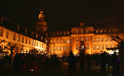 Nach einem kurzen Stromausfall leuchtete das Berleburger Schloss gestern Abend wieder zum Abschluss einer – trotz des Wetters – gelungenen WeihnachtsZeitreise. (SZ-Foto: Björn Weyand)