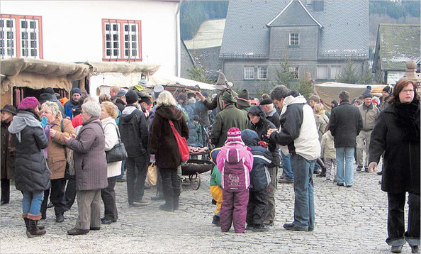 Tausende Besucher aus Wittgenstein, dem Siegerland, Sauerland und anderen Nachbarregionen wollten sich am Wochenende die WeihnachtsZeitreise in Bad Berleburg nicht entgehen lassen. (SZ-Fotos: Holger Weber / Dr. Volker Gastreich)