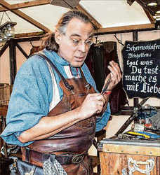 Ein seltenes Vergnügen: Nicht jeden Tag kann man einem Scherenschleifer bei der Arbeit zuschauen. (SWA-Foto: Boris Edelmann)