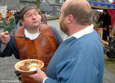 Warenprobe durch den Marktvogt (Foto: Andreas Wolf)