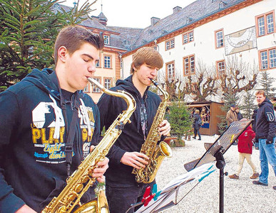'Eike, sach’ ma’ an ...' Moritz und Eike (r.) vom Johannes-Althusius-Gymnasium waren zwei von vielen, die für den guten Ton sorgten. (SZ-Foto: Nicole Klappert)