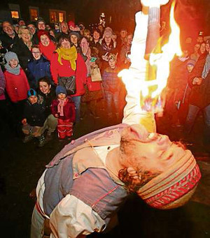 Es muss nicht immer Glühwein sein. Auch Feuer schlucken hilft gegen die Kälte. (WP-Foto: Hans Peter Kehrle)