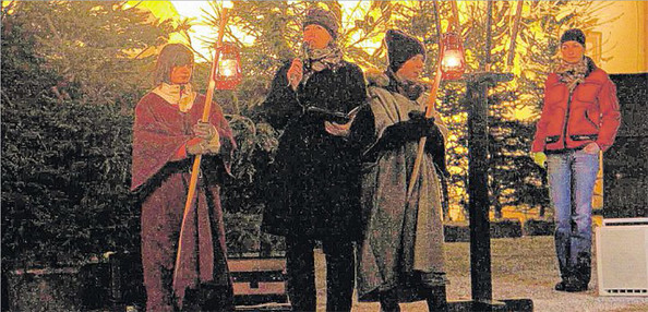 Stimmungsvoller Auftakt zur WeihnachtsZeitreise: Gestern Abend wurde der Bad Berleburger Weihnachtsmarkt mit einer Andacht auf dem Schlosshof offiziell eröffnet. (SZ-Foto: ede)