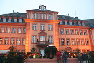 Schloss Berleburg beleuchtet mit Ständen (Foto: Christian Völkel)