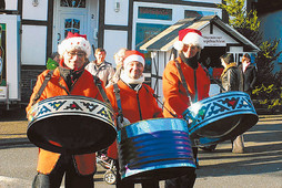 Die Steelband 'Walking Steel' zieht trommelnd durch die Straßen. (Foto: bw)