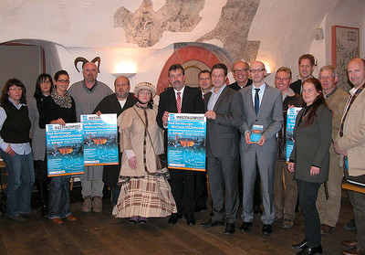 In der Schlossschänke haben gestern die Veranstalter gemeinsam mit den Sponsoren sowie Bürgermeister Bernd Fuhrmann das Programm der 6. WeihnachtsZeitreise vorgestellt. (WP-Foto: Heiner Lenze)