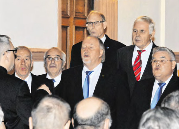 Der Männergesangverein Erholung/Germania Bad Berleburg singt 'Danny Boy' in der deutschen Version 'Der Wanderer'. (WP-Foto: Lars-Peter Dickel)