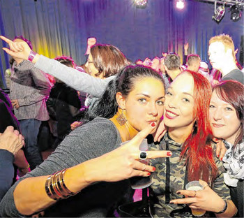 Das Finale von Tag 1 der Weihnachtszeitreise ist traditionell die von den 'Ecker Jungs' veranstaltete Nikolausparty. Hier können Besucher und auch Helfer noch bis in die frühen Morgenstunden ausgelassen feiern und tanzen. (WP-Foto: Peter Kehrle)