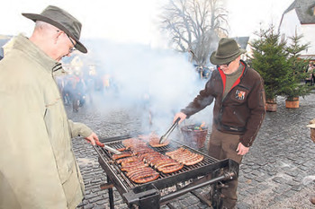 Die Wildbratwurst fand einmal mehr reißenden Absatz. (WIPO-Foto: M. Fettig)