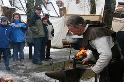 Ein Schmied bearbeitete das heiße Eisen auf einem Amboss und zeigte den Zuschauern somit die Kniffe des alten Handwerks. (SZ-Foto: Björn Weyand)