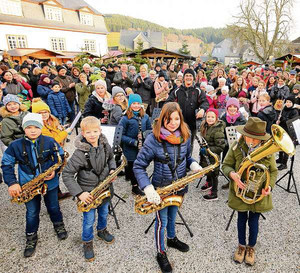 Das Jugendblasorchester vom JAG sorgt für weihnachtliche Klänge auf dem Schlosshof – und erntet dafür begeisterten Applaus. (WP-Foto: Hans Peter Kehrle)
