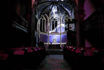 Mit einer Licht- und Klanginstallation wird der Kirchraum während der WeihnachtsZeitreise beeindruckend in Szene gesetzt. (Foto: Felix Binder)