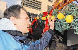 Der Hagener Weihnachtsmarkt wird gerade aufgebaut. Externe Händler sind bei großen Märkten ein Muss. (WP-Foto: Thomas Nitsche)