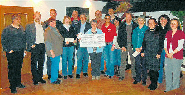 Auf der Jahreshauptversammlung des Jugendfördervereins Bad Berleburg übergab Bürgermeister Bernd Fuhrmann verschiedenen Berleburger Vereinsvorsitzenden Teile des Erlöses der WeihnachtsZeitreise – insgesamt 4600 Euro. (SZ-Foto: bea)