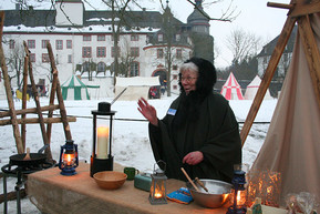 Stand im Mittelalter mit Zelten und Schloss (Foto: Christian Völkel)