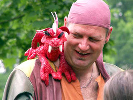 Pirou der Gaukler erfreut die Kinder mit dem Drachen Grantelich (Foto: Olaf Löbe)