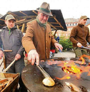 Ein beliebtes Gericht: das Rotwild-Steak, das frisch angebraten wird. Wer mag, kann sich das noch mit grobem Salz und Pfeffer verfeinern. (WP-Foto: Hans Peter Kehrle)