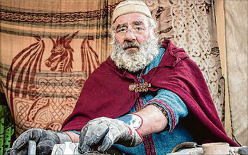 Der Bleigießer gab einen Einblick in sein Handwerk. Das Ergebnis kann sich durchaus sehen lassen. (SWA-Foto: Boris Edelmann)