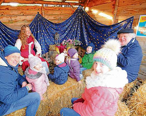In der Hütte der Märchenerzählerin Ketlin Wünschestein lauschen Kinder mit ihren (Groß)Eltern gespannt den sagenhaften Geschichten. (WP-Foto: Hans Peter Kehrle)