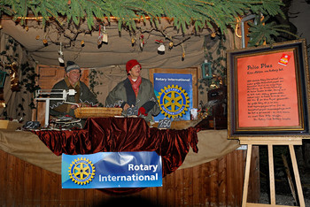 Die Beteiligung des Rotary-Clubs Berleburg-Laasphe am adventlichen Treiben ist längst ein lieb gewordener Brauch, am Stand auf dem historischen Schlosshof bewahrt der älteste Serviceclub der Welt die Tradition. (Foto: Rotary Club Berleburg-Laasphe)