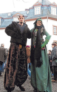 Fantasiewesen auf Stelzen: Das Stelzen-Duo 'Chapeu Claque Rouge' sorgte bei den Marktbesuchern für Aufsehen. (SZ-Foto: Janina Althaus)