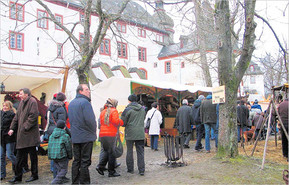 Das lockte die Leute nach Bad Berleburg: die Atmosphäre rund um das Schloss derer zu Sayn-Wittgenstein-Berleburg. (SZ-Fotos: Holger Weber / Dr. Volker Gastreich)