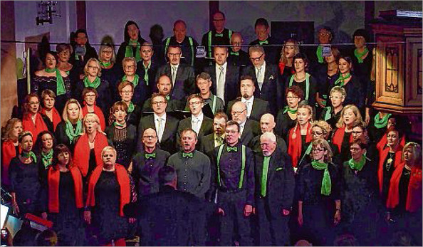 Klangvoll wurde am Freitagabend die 'Weihnachtszeitreise 2018' in der Stadtkirche Bad Berleburg eröffnet – mit einer Begegnung der Chöre Cantarelli aus Finnland und Singsation aus Wittgenstein. (SZ-Foto: Guido Schneider)