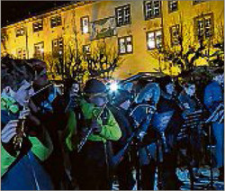 Versöhnlicher Sonntag. Wechselbad der Gefühle bei der Bad Berleburger Weihnachts-Zeitreise: Samstag regnete es in Strömen, Sonntag strömten die Leute zum Markt. (SZ-Foto: Holger Weber)