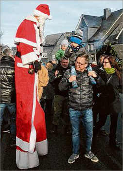 Der Stelzen-Nikolaus erfreute Kinder und Eltern gleichermaßen. (SZ-Foto: Holger Weber)