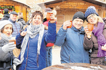 Groß und Klein aus Nah und Fern: Gerade am schön verschneiten Sonntag lockte es zahlreiche Besucher zur Zeitreise in die Bad Berleburger Altstadt. (WP-Foto: Peter Kehrle)