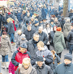 Trotz des durchwachsenen Wetters ist das Winter-Ereignis in der Bad Berleburger Oberstadt gut besucht. Vor allem am Sonntag strömen wieder Tausende von Besuchern durch die Jahrhunderte. (WP-Foto: Peter Kehrle)