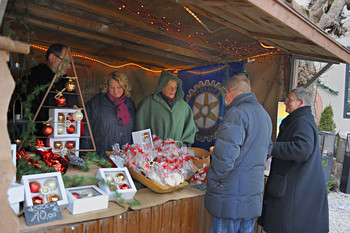 Die Beteiligung des Rotary-Clubs Berleburg-Laasphe am adventlichen Treiben ist längst ein lieb gewordener Brauch, am Stand auf dem historischen Schlosshof bewahrt der älteste Serviceclub der Welt die Tradition. (Foto: Rotary Club Berleburg-Laasphe)