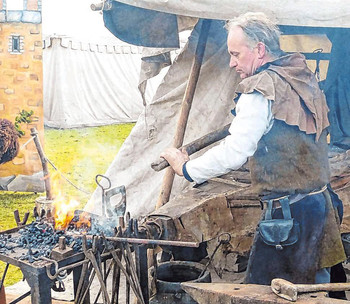 Im Schlossgarten wurden alte Handwerkstechniken vorgestellt. Ein Schmied gewährte Einblicke in seine Arbeit. (SZ-Foto: Janina Althaus)