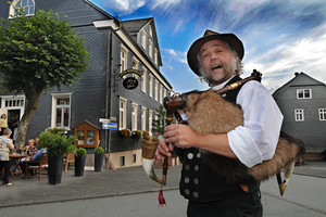 'Der Mundwerker' Michael Klute - Walking Act mit Drehorgel und Dudelsack auf dem Goetheplatz