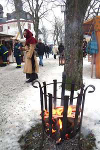 Was die Herzen der Touristiker höher schlagen ließ, bescherte so manchem Mittelalterfreund eine rote Nase. Im vergangenen Jahr lag eine dünne Schneedecke über der WeihnachtsZeitreise. (WIPO-Foto: Christian Völkel)