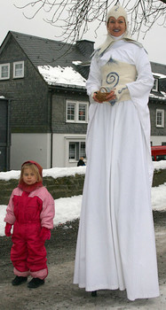 Das phantastische Wesen Gwendolyn, hier mit Tochter Inka, hatte auch im Schlosspark auf den verschneiten Wegen keine Probleme. (WP-Foto: Katrin Schmidt)