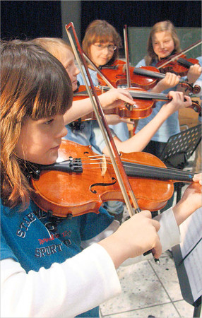 Die Schüler der Streicherklasse freuen sich schon auf ihren Auftritt am Samstag um 14.30 Uhr im Berleburger Bürgerhaus. (SZ-Foto: Dr. Volker Gastreich)