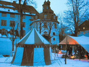 Wunderbare Atmosphäre im Berleburger Schlossgarten: Der Grünewälder Strief schlug hier am Wochenende sein Weihnachtslager auf. (SZ-Foto: Holger Weber)