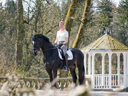 I.D. Prinzessin Nathalie neben dem Pavillon unweit des Reitplatzes. (Foto: Wittgenstein-Berleburg'sche Rentkammer)