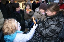 Der Nikolaus war mit einigen kleinen Engeln unterwegs, die den jüngeren – und einigen älteren Besuchern – süße Geschenke brachten. (SZ-Foto: Björn Weyand)