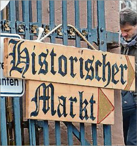 Der historische Markt rund um das Schloss gilt als Herzstück der Weihnachtszeitreise. (SZ-Foto: Janina Althaus)