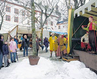 Nachdem der Marktvogt offiziell die Weihnachtszeitreise eröffnet hatte, begann das bunte Treiben auf der Bühne im Schlossgarten. (SZ-Foto: Michael Wetter)